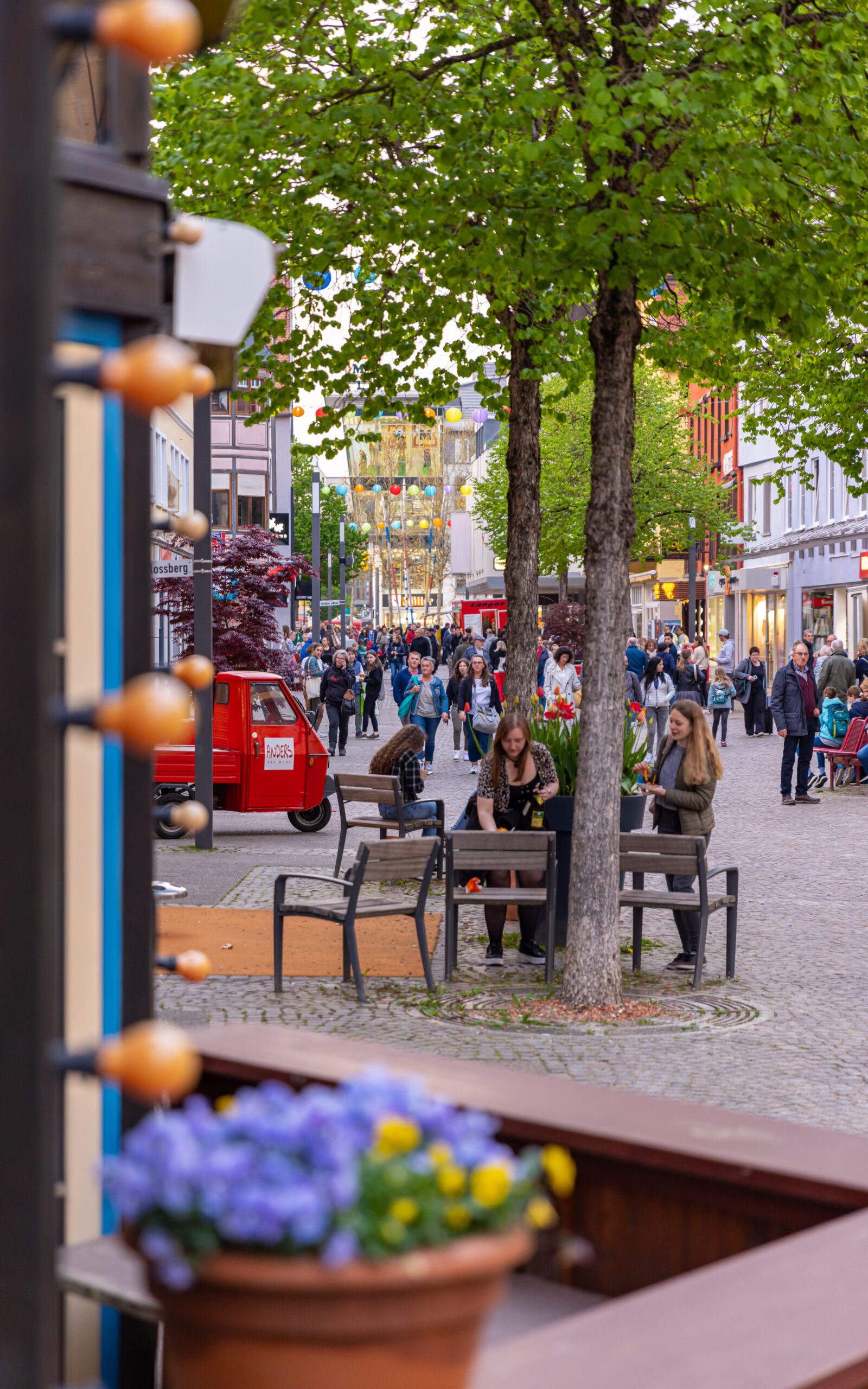 Fotografie der heidenheimer Fußgängerzone mit Bäumen und Menschen