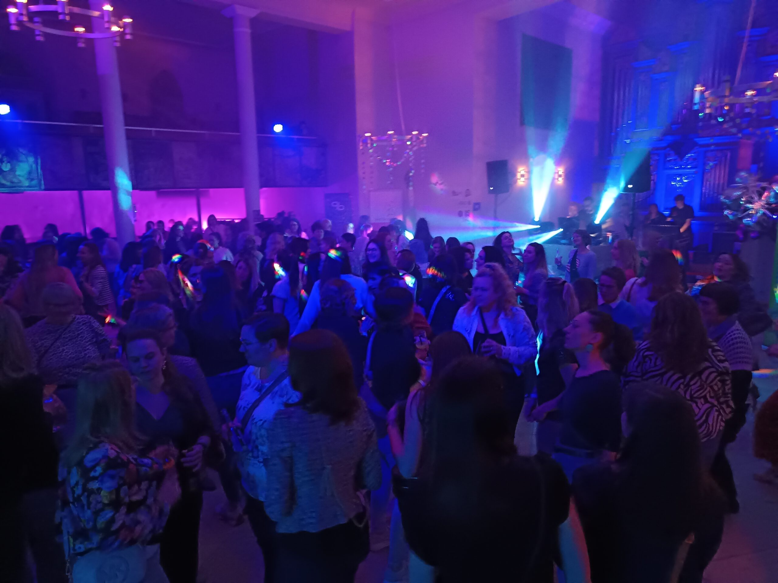 Tanzende Frauen in bläulich-rosafarbener Discobeleuchtung